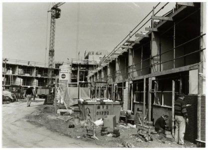 Woningen in de sociale huursector, gebouwd in opdracht van Woningvereniging De Vonk en ontworpen door architect Herman Hertzberger. NL-HlmNHA 54036527