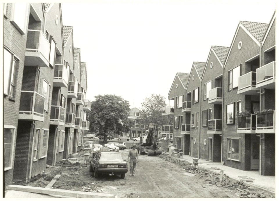 Woningen in aanbouw aan het Mari Andriessenplein, ziende naar de Kampersingel. NL-HlmNHA 54016659