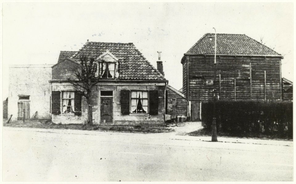 Woningen aan de Hoofdstraat in Santpoort circa 1944, die later zijn afgebroken. NL-HlmNHA 54016920