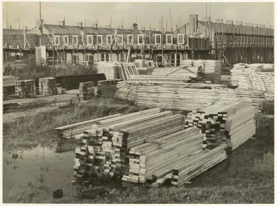 Woningen in aanbouw aan de Medanstraat, ziende naar het noorden. NL-HlmNHA 54011007