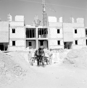 Woningen in aanbouw in de stad Dimona met op de voorgrond een luchtbandwagen voo, Bestanddeelnr 255-3560