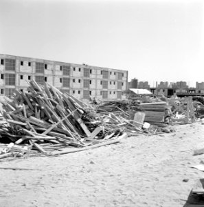 Woningen in aanbouw in de stad Dimona met op de voorgrond bouwmaterialen waarond, Bestanddeelnr 255-3561