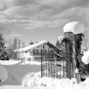 Woning en hek met siersmeedwerk in Rottach-Egern in de sneeuw, Bestanddeelnr 254-3769