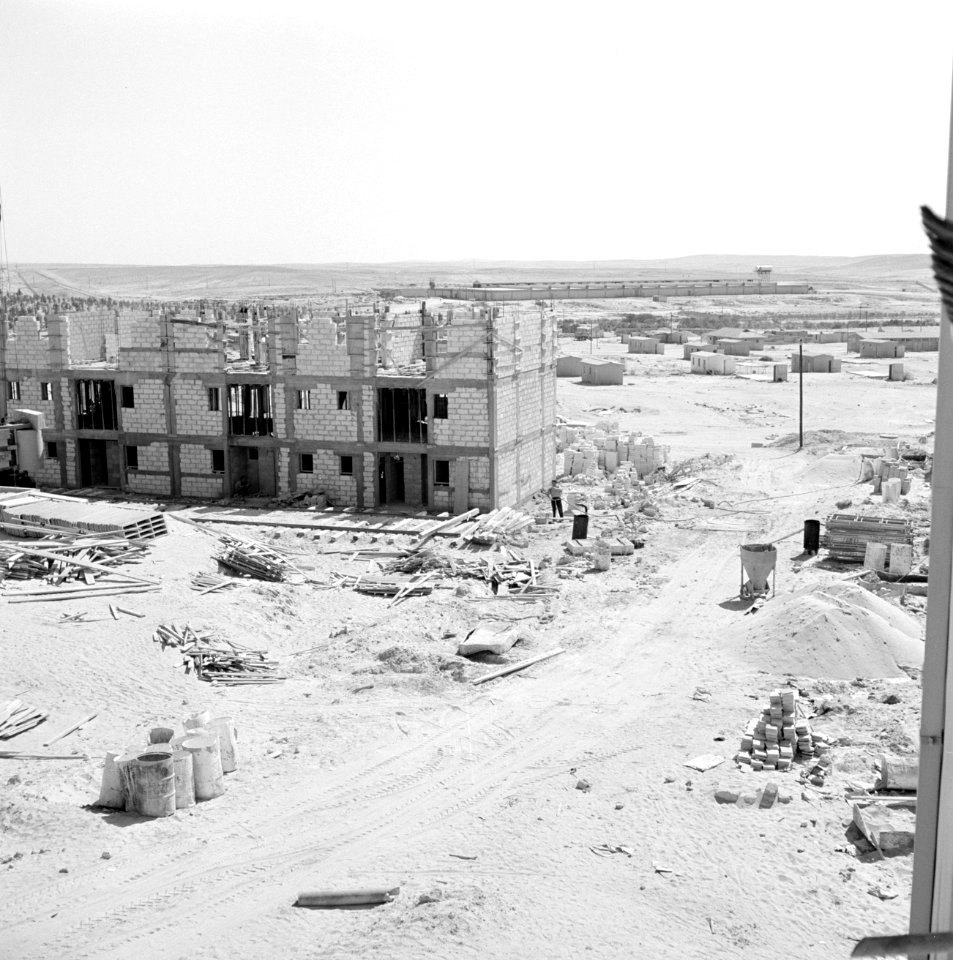 Woningen in aanbouw in de stad Dimona Op de bouwplaats bouwmaterialen, Bestanddeelnr 255-3566