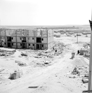 Woningen in aanbouw in de stad Dimona Op de bouwplaats bouwmaterialen, Bestanddeelnr 255-3566