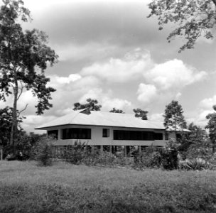 Woning van directeur Winter van de Surinaamse Bauxiet Maatschappij te Panaram, Bestanddeelnr 252-6563