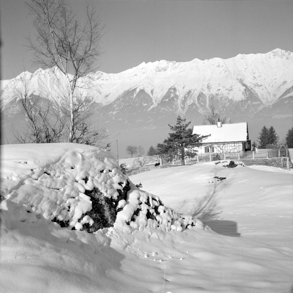 Woning in de sneeuw met op de achtergrond het Karwendel-gebergte, Bestanddeelnr 254-4305