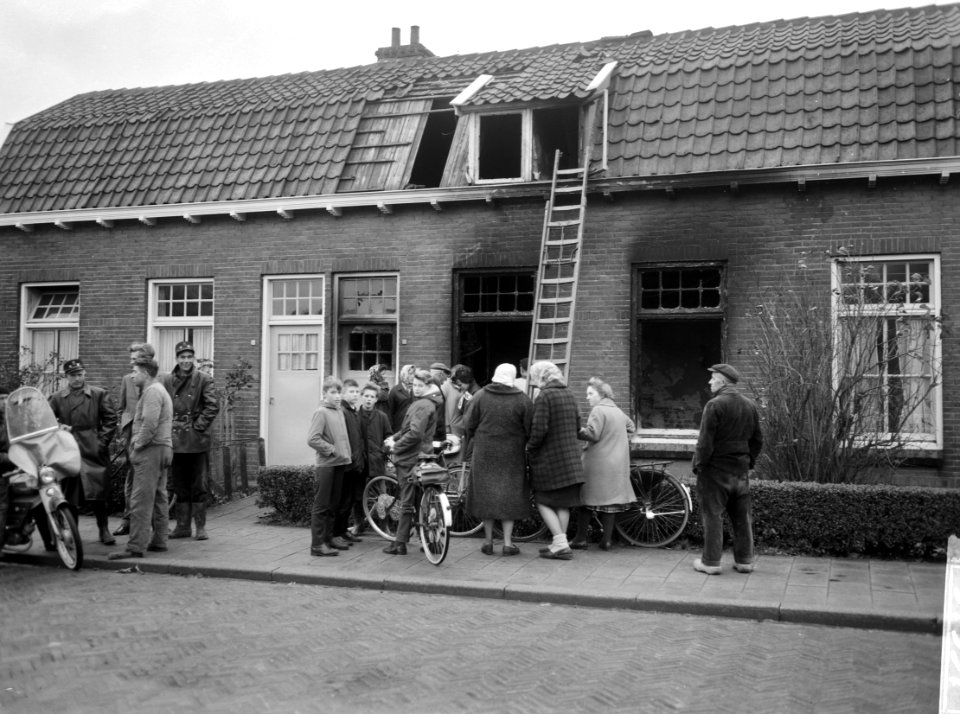Woning van familie Vroon in Geldermalsen uitgebrand Het exterieur, Bestanddeelnr 915-7537