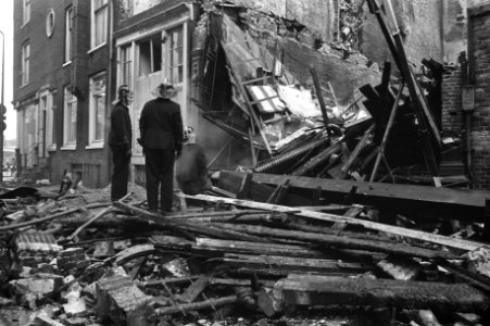Woning in Anthonie Breestraat , Amsterdam uitgebrand, nablussingswerkzaamheden, Bestanddeelnr 925-3791