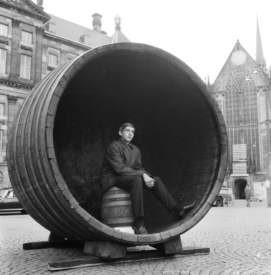 Woningnood, Jan Koster in een ton op de Dam, Bestanddeelnr 918-1764