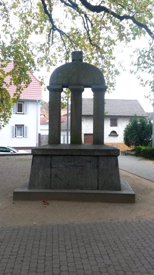 Wolfskehlen, Kriegerdenkmal WK I auf dem Kirchplatz (1)