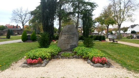 Wolfskehlen, Friedhof, Gedenkstein Weltkriege