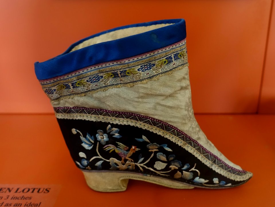Woman's shoe, China, possibly Shanxi or Ningbo style, late 19th to early 20th century, satin, silk, cotton, gold thread, velvet - Redpath Museum - McGill University - Montreal, Canada - DSC08203
