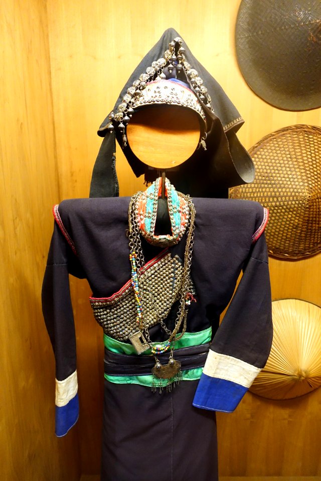 Woman's outfit, Tay (Pa Di) - Vietnam Museum of Ethnology - Hanoi, Vietnam - DSC02808