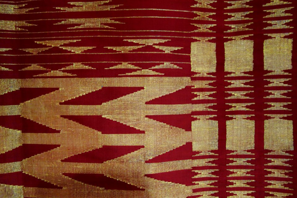 Woman's shawl, Homs, Syria, view 2, 20th century, silk, gold thread - Textile Museum of Canada - DSC00910
