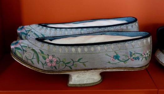Woman's shoes, China, Manchu style, late 19th to early 20th century, cotton, silk, satin, painted wood, leather, fiber - Redpath Museum - McGill University - Montreal, Canada - DSC08210