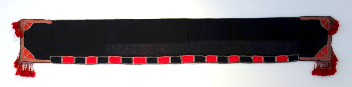 Woman's head cloth, Saudi Arabia, 1970s - Textile Museum of Canada - DSC00811
