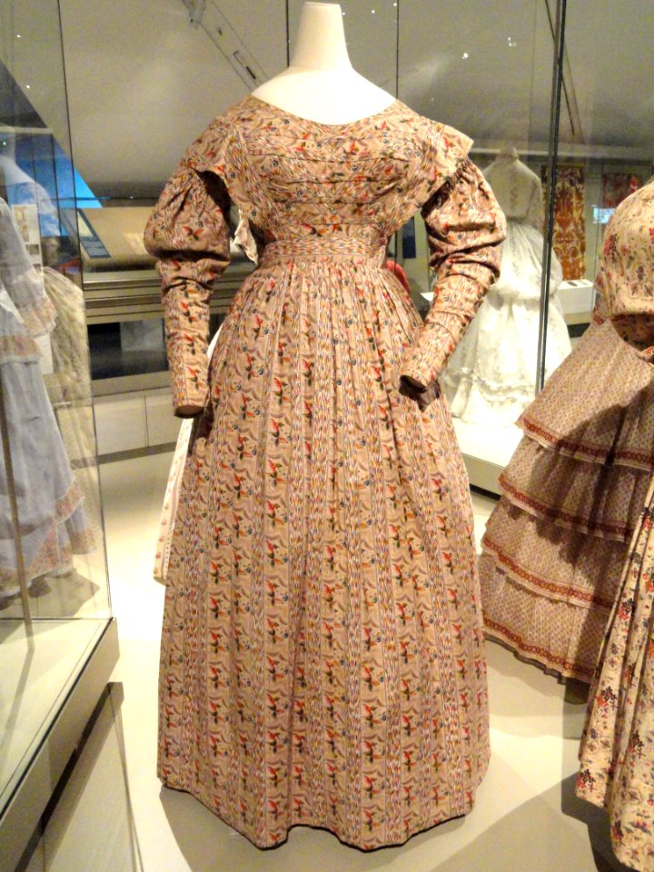 Woman's informal dress, England, textile c. 1827-1834, dress altered c. 1837-1840, cotton tabby - Patricia Harris Gallery of Textiles & Costume, Royal Ontario Museum - DSC09450