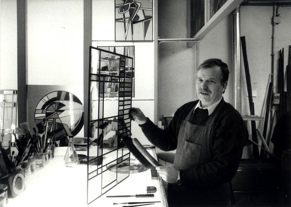 Wolstraat 5, het Glas-in-loodatelier van Kees Schmit. Aangekocht van United Photos de Boer bv. - Negatiefnummer 37801 k 22. - Gepubliceerd in het Haarlems Dagblad van 16.03.1993. Identificat, NL-HlmNHA 54034045
