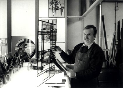 Wolstraat 5, het Glas-in-loodatelier van Kees Schmit. Aangekocht van United Photos de Boer bv. - Negatiefnummer 37801 k 22. - Gepubliceerd in het Haarlems Dagblad van 16.03.1993. Identificat, NL-HlmNHA 54034045