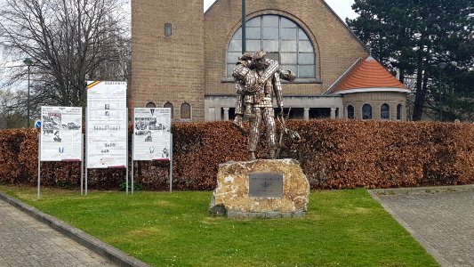 Woluwe-Saint-Lambert-memorial para commando-me and my pal (1)