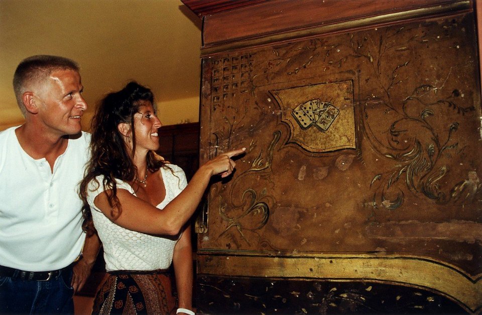 Wolstraat 20, Café Snaefell. Wim Burghout en Ans Kabel voor een van de hervonden muurschilderingen. Aangekocht in 1996 van United Photos de Boer bv. - Negatiefnummer 41521 kc 20. - Gepubliceerd in het