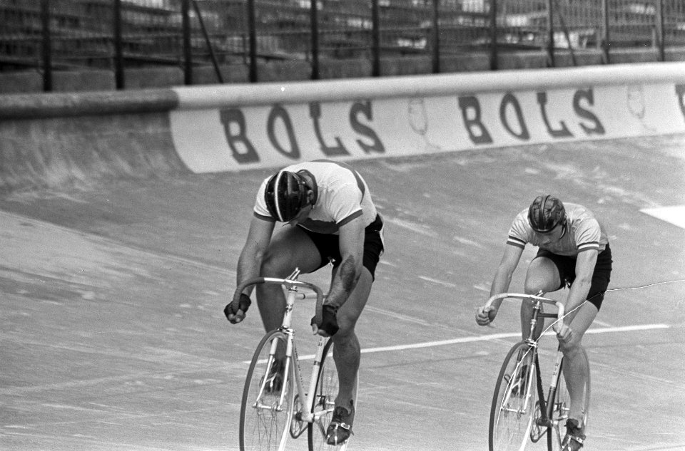 WK Wielrennen op de baan Amsterdam.fotonr. 19 Klaas Balk wordt geklopt in de …, Bestanddeelnr 920-6972