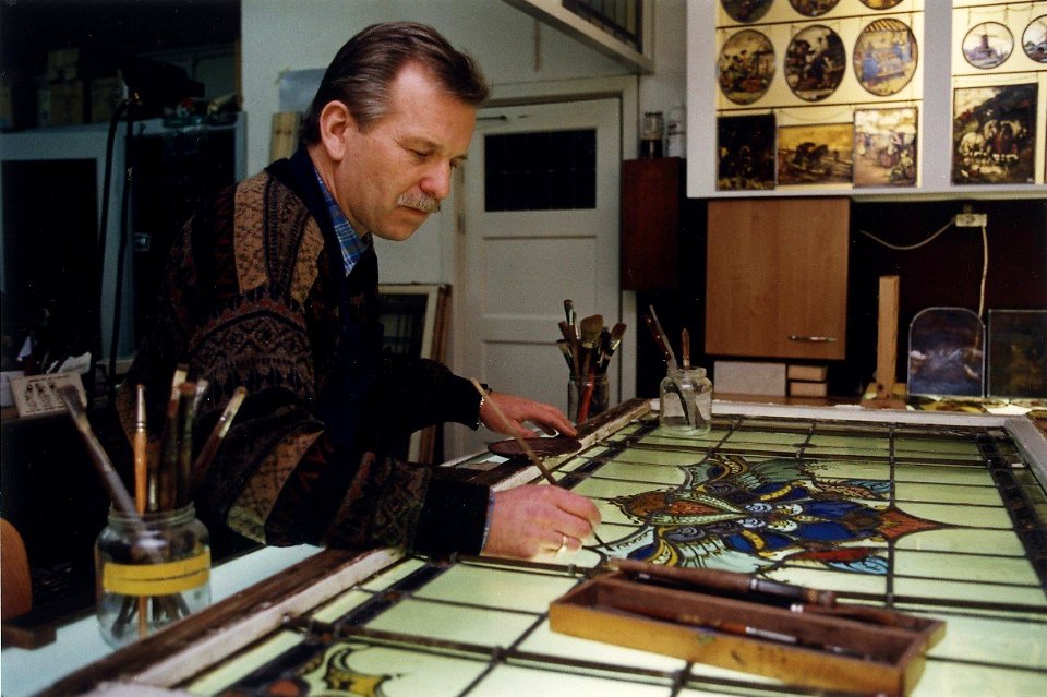 Wolstraat 5, het Glas-in-loodatelier van Kees Schmit. Aangekocht van United Photos de Boer bv. - Negatiefnummer 40964 k 6. - Gepubliceerd in het Haarlems Dagblad van 01.03.1995. Identificatienummer 54