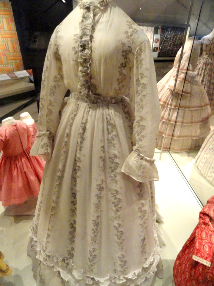 Woman's summer day dress, United States, c. 1868-1872, cotton tabby - Patricia Harris Gallery of Textiles & Costume, Royal Ontario Museum - DSC09436