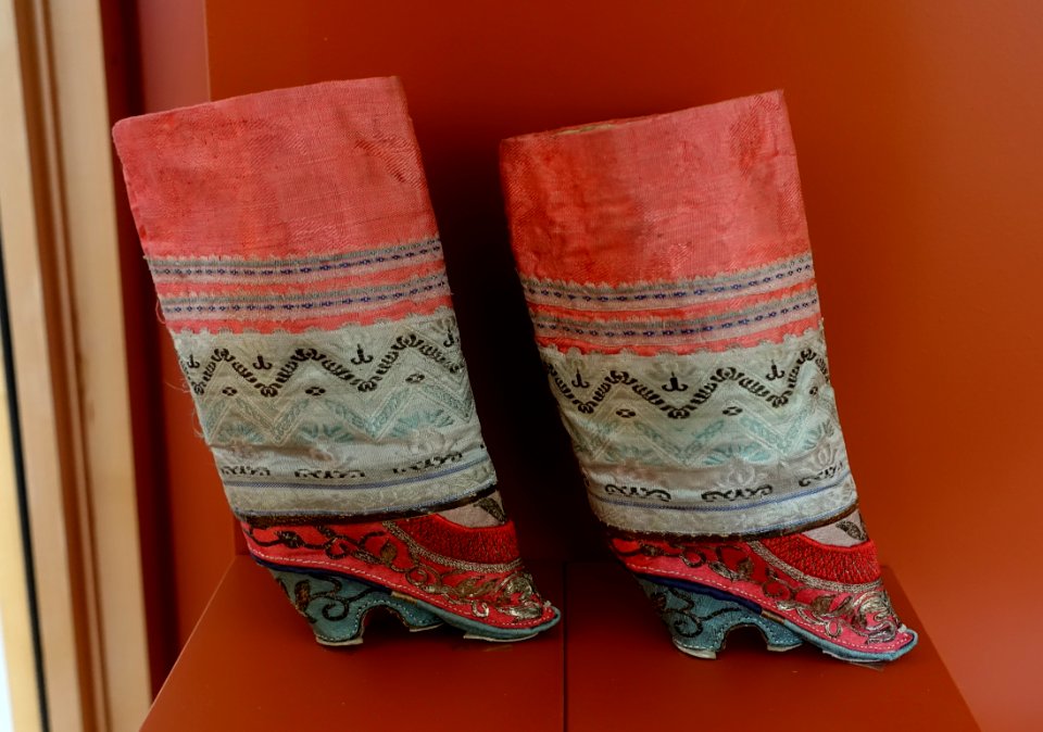 Woman's shoes, China, possibly Northern style, late 19th to early 20th century, satin, cotton, leather - Redpath Museum - McGill University - Montreal, Canada - DSC08201