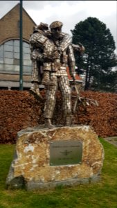 Woluwe-Saint-Lambert-memorial para commando-me and my pal (2)