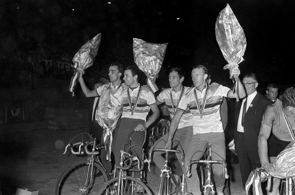 WK Wielrennen op de baan. De Russische ploeg op podium, Bestanddeelnr 920-6468
