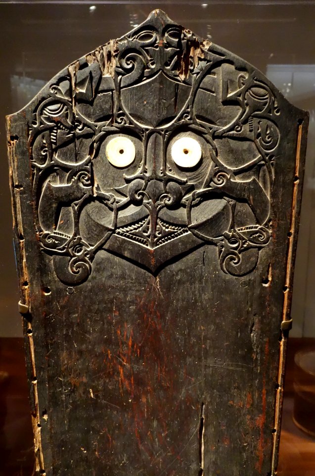 Woman's work board, Indonesia, island of Kalimantan (Borneo), Mahakam River, Kenyah-Kayan tribal complex, Dayak people, 19th to early 20th century, wood and shell - De Young Museum - DSC01129