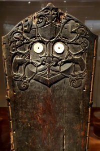 Woman's work board, Indonesia, island of Kalimantan (Borneo), Mahakam River, Kenyah-Kayan tribal complex, Dayak people, 19th to early 20th century, wood and shell - De Young Museum - DSC01129