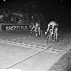 WK Wielrennen. Finale sprint amateurs. De Fransman Morelon (rechts) klopt landge, Bestanddeelnr 920-6347