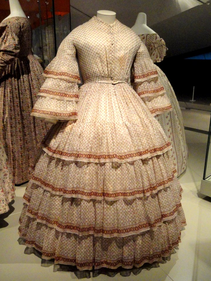 Woman's summer day dress, United States, 1855-1858, cotton tabby - Patricia Harris Gallery of Textiles & Costume, Royal Ontario Museum - DSC09445