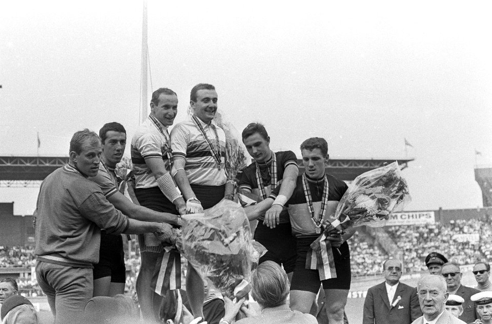 WK Wielrennen op de baan Amsterdam. Ceremonie tandem. 1 Italie, 2 Frankrijk, 3 B, Bestanddeelnr 920-6971