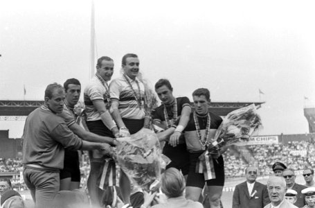 WK Wielrennen op de baan Amsterdam. Ceremonie tandem. 1 Italie, 2 Frankrijk, 3 B, Bestanddeelnr 920-6971