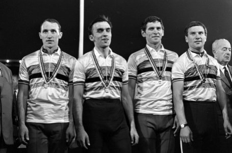 WK Wielrennen op de baan. De Russische ploeg op podium, Bestanddeelnr 920-6467