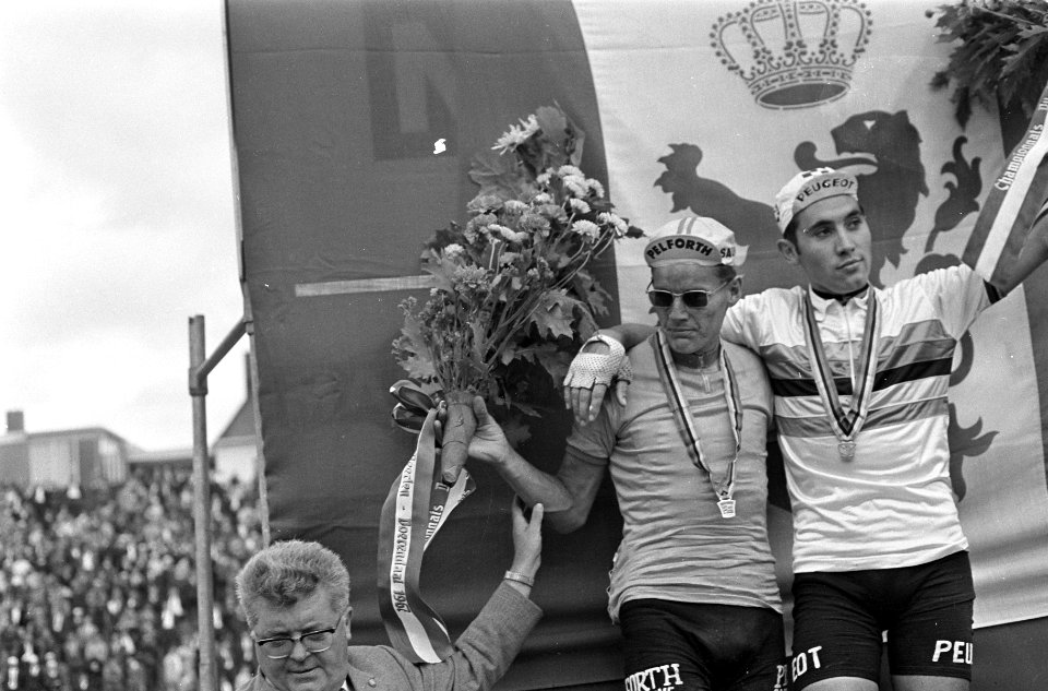 WK Wielrennen te Heerlen finish profs. Op podium links Jan Janssen , rechts WK E, Bestanddeelnr 920-6704