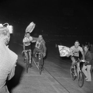 WK Wielrennen op de baan finale prof stayers. Proost en Koch rijden ererondje, Bestanddeelnr 920-6496
