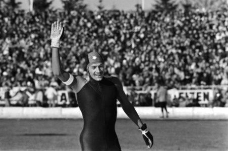WK schaatsen in Assen. Hilbert van der Duim juichend na zijn 10km, Bestanddeelnr 931-9929