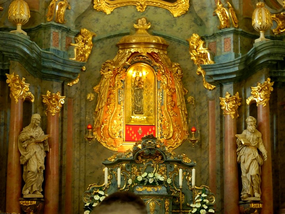 Wnetrze kościoła Oblatów w Markowicach - figurka Maryi