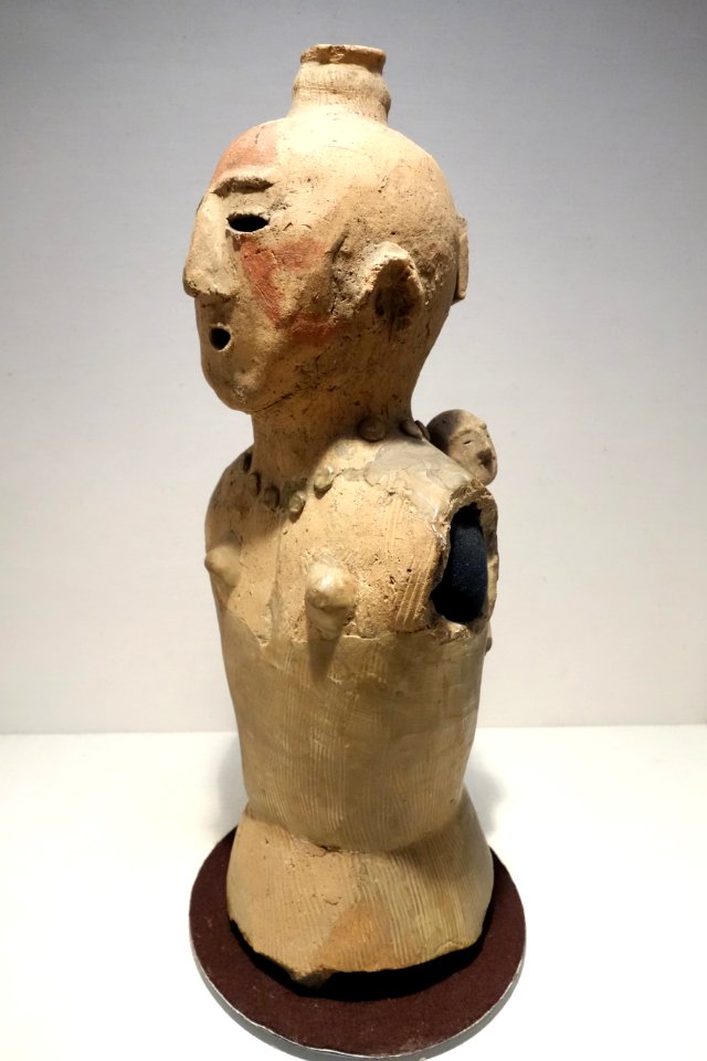 Woman Carrying a Child on Her Back, Kofun period, 6th century, haniwa (terracotta tomb figurine) from Niwatorizuka Tomb, Mooka-shi, Tochigi - Tokyo National Museum - DSC06428