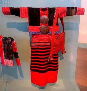 Woman's clothing, Lahu Nyi people, with shoulder bag, Lahu Na people, Northern Thailand, collected in 1986 - Ethnological Museum, Berlin - DSC01410