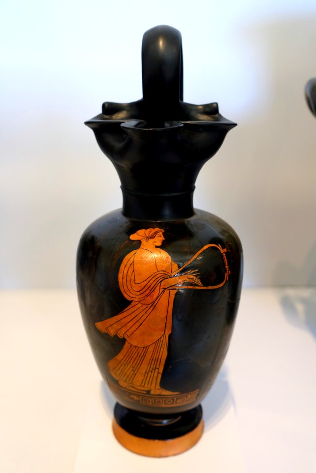 Woman Playing a Lyre (barbitos), oinochoe (wine pitcher), Greek, Attic, 490-480 BC, terracotta, red-figure technique - Arthur M. Sackler Museum, Harvard University - DSC01548