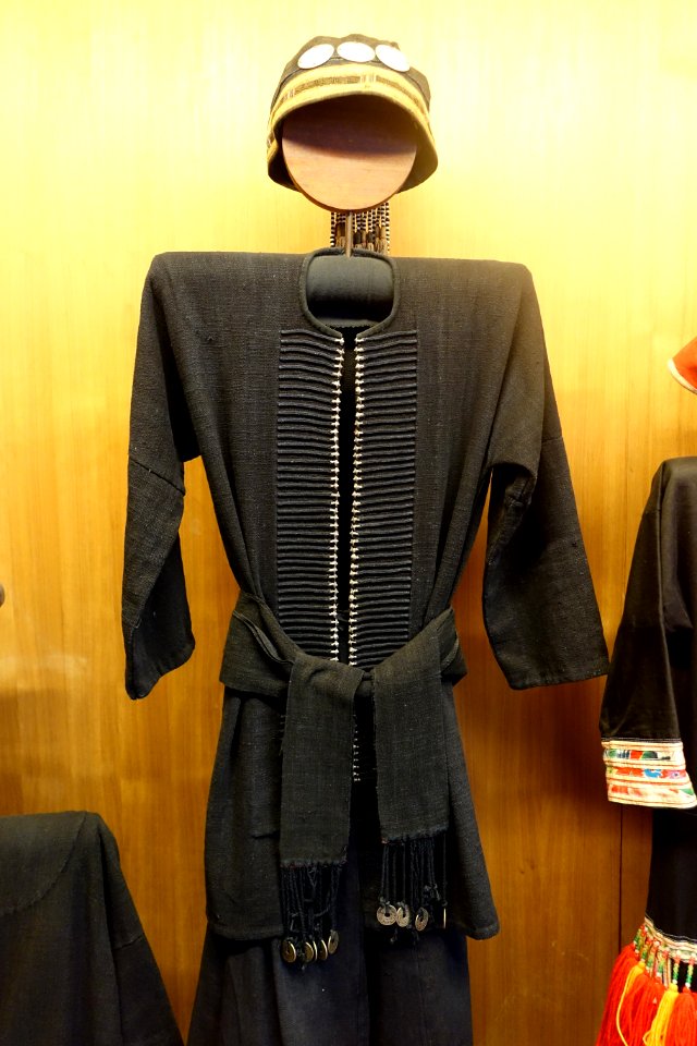 Woman's garment, Dao (Lan ten) - Vietnam Museum of Ethnology - Hanoi, Vietnam - DSC02993