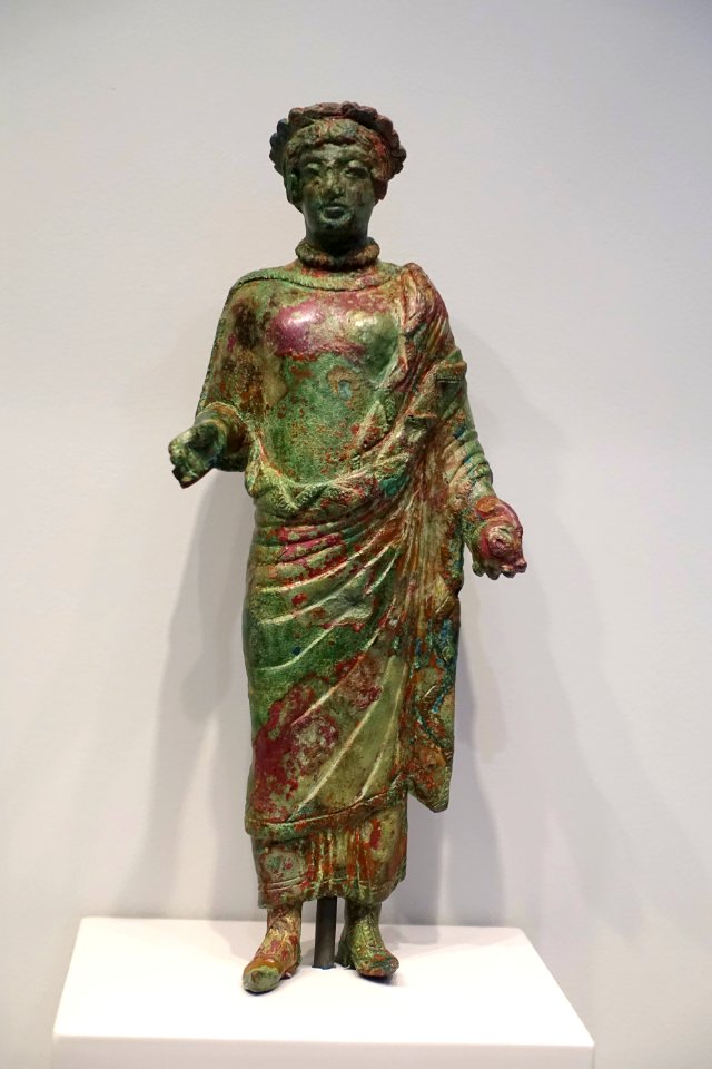 Woman holding a pomegranate, Etruscan, 450-430 BC, leaded bronze - Sackler Museum - Harvard University - DSC01801