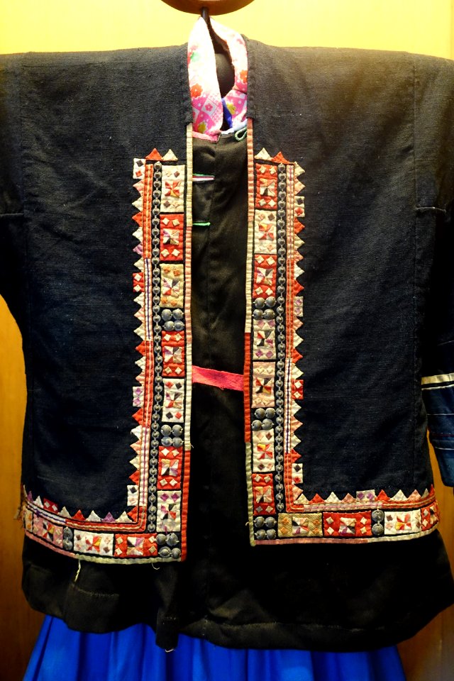 Woman's garment, Pu Peo - Vietnam Museum of Ethnology - Hanoi, Vietnam - DSC02926