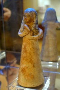 Woman playing a hand-drum, 8th-7th century BC, painted terracotta - Harvard Semitic Museum - Cambridge, MA - DSC06031